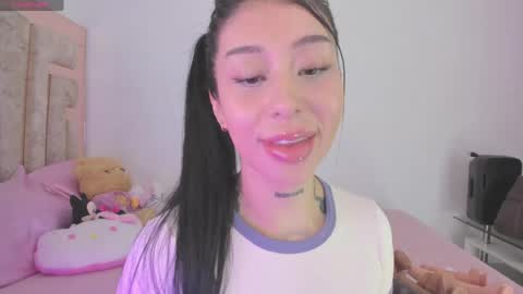 Snapshot of hilary_jones_22 chatting on 25, 5, 2026 LUNA new account FOLLOW ME online show from 25, 5, 2026