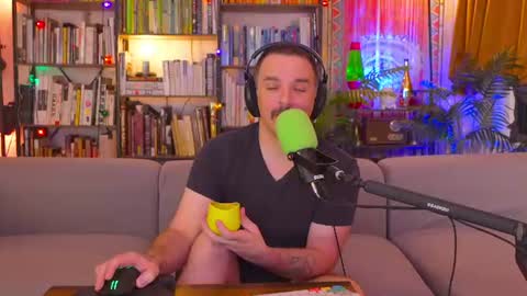 Snapshot of hipstertrashdumpsterfire chatting on 25, 6, 2026 HipsterTrash Clark one half of Task Manager online show from 25, 6, 2026