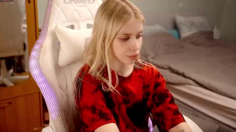 Snapshot of ho1yh01e chatting on 27, 5, 2026 Holly online show from 27, 5, 2026