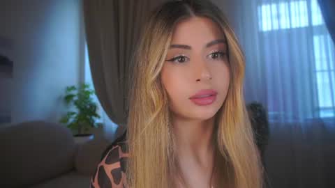 Snapshot of holayoula chatting on 23, 7, 2026 Moni Monica online show from 23, 7, 2026