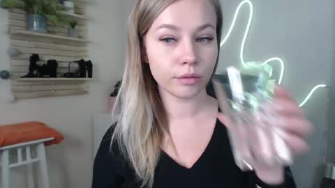 Snapshot of holly_bb95 chatting on 6, 12, 2024 Holly online show from 6, 12, 2024