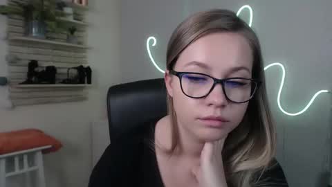 Snapshot of holly_bb95 chatting on 6, 12, 2024 Holly online show from 6, 12, 2024