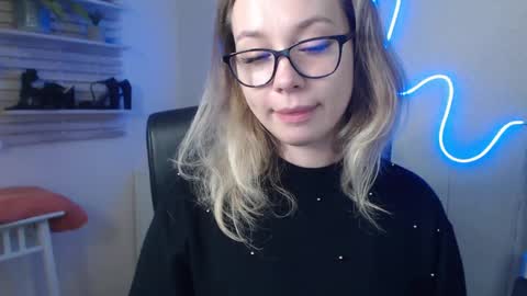 Snapshot of holly_bb95 chatting on 18, 12, 2024 Holly online show from 18, 12, 2024