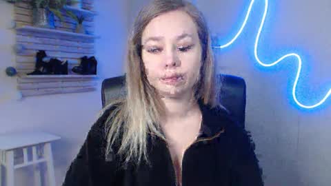 Snapshot of holly_bb95 chatting on 8, 1, 2025 Holly online show from 8, 1, 2025