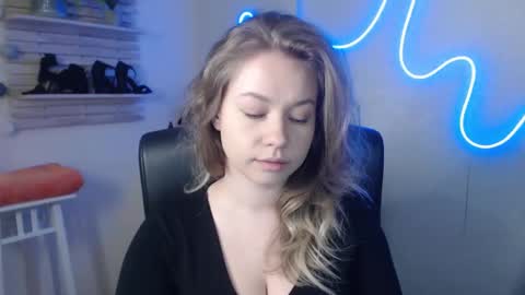 Snapshot of holly_bb95 chatting on 18, 2, 2025 Holly online show from 18, 2, 2025