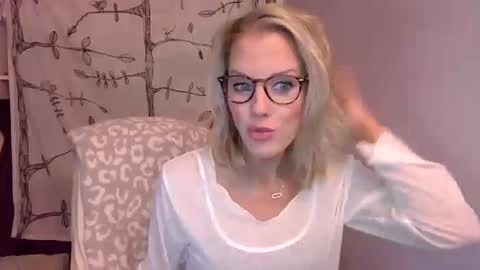 Snapshot of holly_bourbon chatting on 10, 10, 2025 holly_bourbon online show from 10, 10, 2025