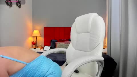 Snapshot of holly_madison_ chatting on 5, 10, 2025 Holly Madisson online show from 5, 10, 2025
