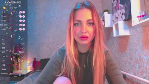 holly_molly8 online show from 13, 12, 2024