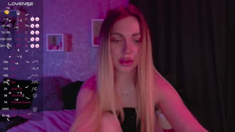 holly_molly8 online show from 6, 2, 2025