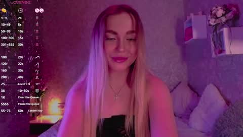 holly_molly8 online show from 6, 3, 2025