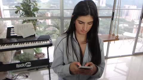 hollyshit_ online show from 5, 3, 2025