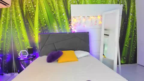 HollyTaillor online show from 13, 9, 2025