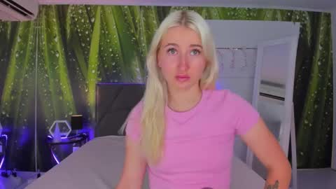 HollyTaillor online show from 19, 9, 2025