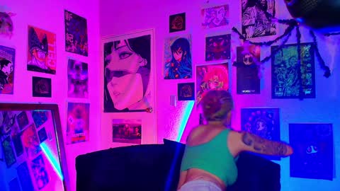 Snapshot of holyeva chatting on 4, 12, 2024 online show from 4, 12, 2024