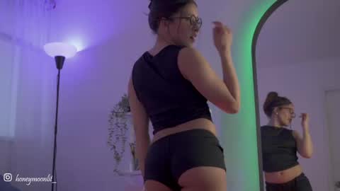 Snapshot of honeeeey_ chatting on 15, 9, 2025 honeeeey_ online show from 15, 9, 2025