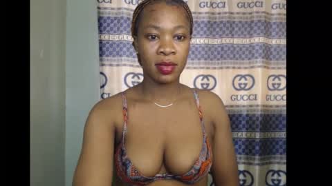 Snapshot of honey_dollxx chatting on 10, 10, 2025 Flora online show from 10, 10, 2025