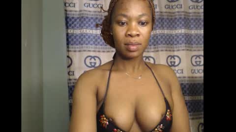 Snapshot of honey_dollxx chatting on 12, 10, 2025 Flora online show from 12, 10, 2025