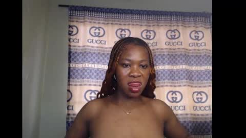 Snapshot of honey_dollxx chatting on 13, 10, 2025 Flora online show from 13, 10, 2025