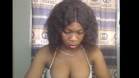Snapshot of honey_dollxx chatting on 26, 10, 2025 Flora online show from 26, 10, 2025