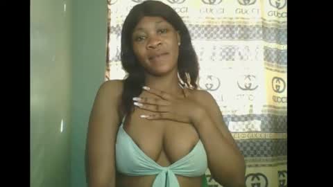 Snapshot of honey_dollxx chatting on 4, 11, 2025 Flora online show from 4, 11, 2025