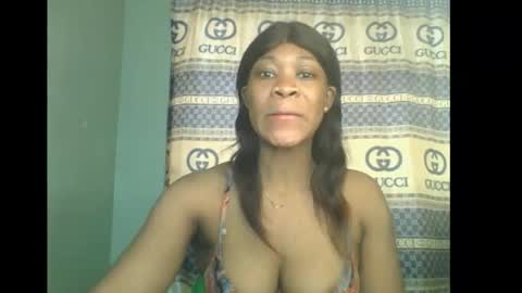 Snapshot of honey_dollxx chatting on 5, 11, 2025 Flora online show from 5, 11, 2025