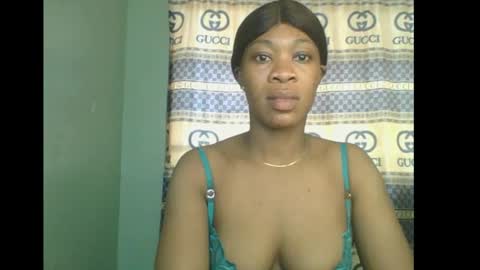 Snapshot of honey_dollxx chatting on 6, 11, 2025 Flora online show from 6, 11, 2025