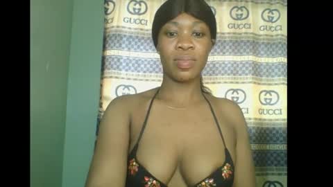Snapshot of honey_dollxx chatting on 7, 11, 2025 Flora online show from 7, 11, 2025