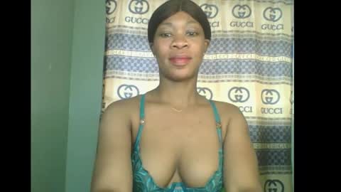 Snapshot of honey_dollxx chatting on 8, 11, 2025 Flora online show from 8, 11, 2025