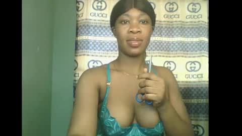 Snapshot of honey_dollxx chatting on 12, 11, 2025 Flora online show from 12, 11, 2025