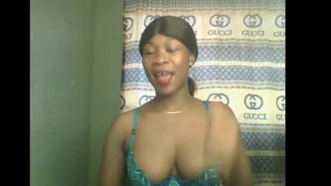 Snapshot of honey_dollxx chatting on 13, 11, 2025 Flora online show from 13, 11, 2025