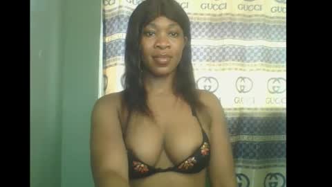 Snapshot of honey_dollxx chatting on 17, 11, 2025 Flora online show from 17, 11, 2025