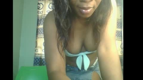 Snapshot of honey_dollxx chatting on 19, 11, 2025 Flora online show from 19, 11, 2025