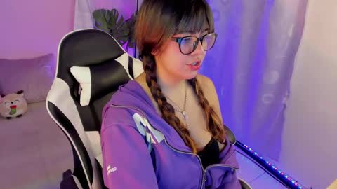 Snapshot of honey_m0on chatting on 7, 5, 2026 Milenka online show from 7, 5, 2026