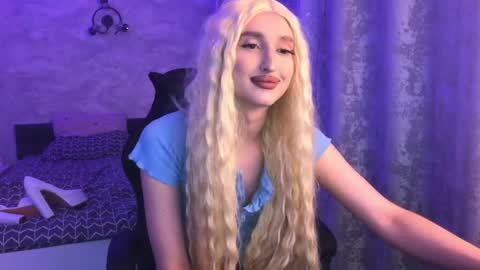 Snapshot of honey_sunset chatting on 12, 9, 2025 honey_sunset online show from 12, 9, 2025