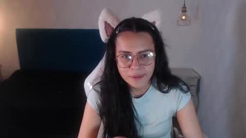 Snapshot of honeybuu_ chatting on 3, 2, 2026 Emily online show from 3, 2, 2026