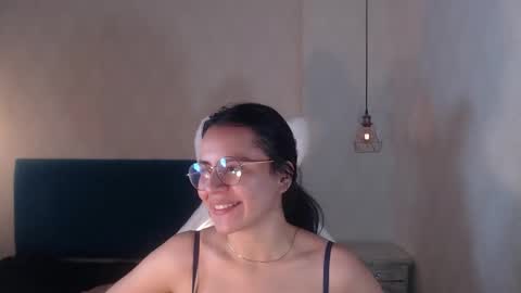 Snapshot of honeybuu_ chatting on 9, 2, 2026 Emily online show from 9, 2, 2026