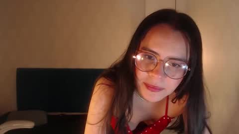 Snapshot of honeybuu_ chatting on 15, 2, 2026 Emily online show from 15, 2, 2026