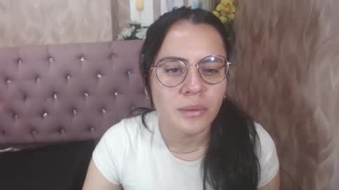 Snapshot of honeybuu_ chatting on 26, 5, 2026 Emily online show from 26, 5, 2026