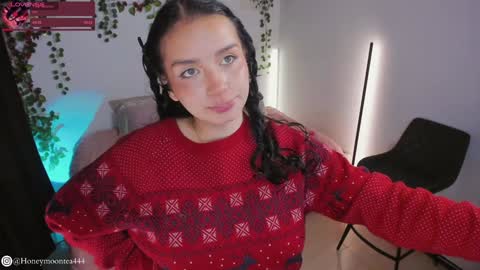 Snapshot of honeymoontea chatting on 25, 12, 2024 online show from 25, 12, 2024