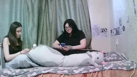 Rose and Poly online show from 27, 4, 2026