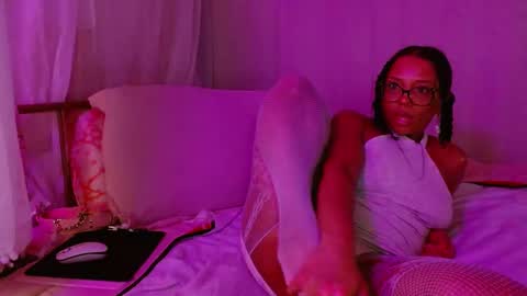 Snapshot of hornylittlehoney chatting on 9, 9, 2025 Horny Little Honey online show from 9, 9, 2025