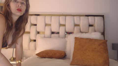 Snapshot of hotbellamilf chatting on 1, 10, 2025 Bella Milf online show from 1, 10, 2025