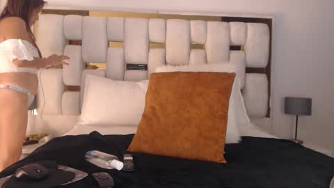 Bella Milf online show from 9, 10, 2025