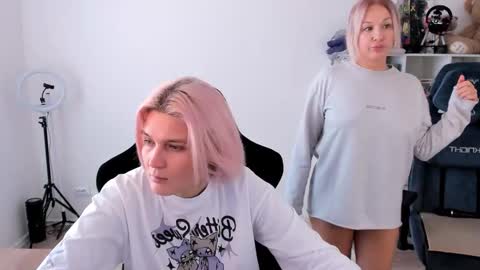 Nessie and Jessie online show from 18, 10, 2025