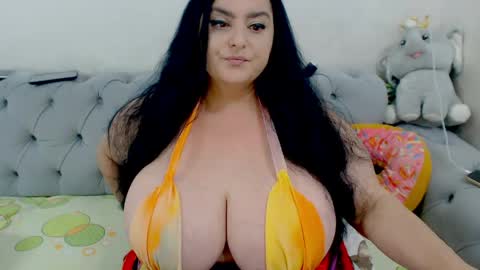 Snapshot of hugeboobsella chatting on 17, 5, 2026 Erica online show from 17, 5, 2026