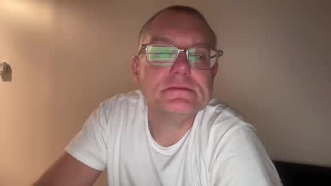 Snapshot of hungron9 chatting on 14, 11, 2025 AARON online show from 14, 11, 2025