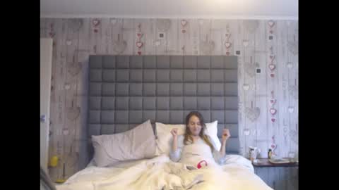 HunterandEsme online show from 1, 1, 2025