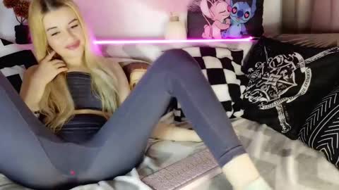 Snapshot of iloveextremestuff chatting on 21, 2, 2025 nicollee online show from 21, 2, 2025