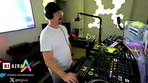 Snapshot of imdjazra chatting on 18, 2, 2025 DJ Azra online show from 18, 2, 2025