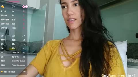 Snapshot of innocentlatiina chatting on 9, 3, 2026 Laroa online show from 9, 3, 2026